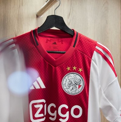 Ajax presenteert nieuw thuistenue